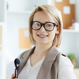 Mujer con lentes sonriendo