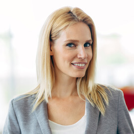 Mujer rubia sonriendo de perfil