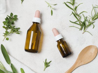 Botellas pequeñas de medicina natural